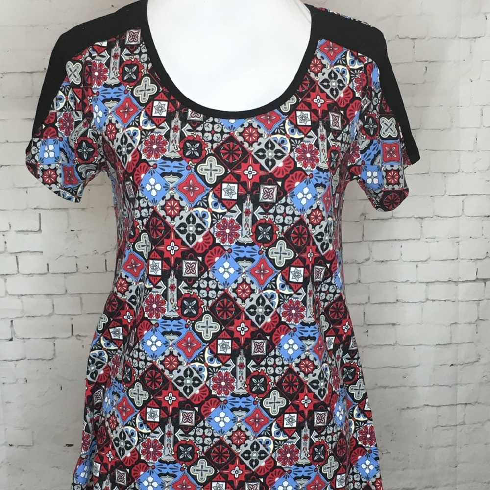 small Lularoe Classic tee
